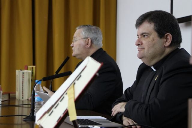 Ramón Navarro presenta a los sacerdotes la nueva traducción del Misal Romano - 2, Foto 2