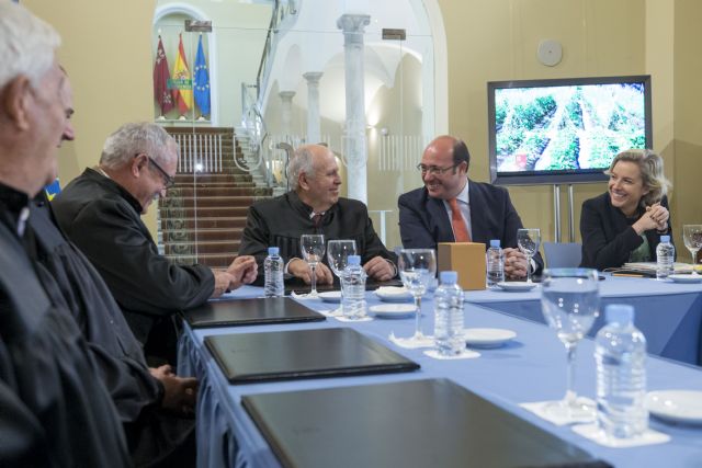 El presidente de la Comunidad recibe en el Palacio de San Esteban a los miembros del Consejo de Hombres Buenos de la Huerta de Murcia - 4, Foto 4