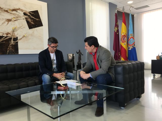 El alcalde se reúne con el ingeniero de caminos de San Javier, Justo Botella para conocer su proyecto de instalación de una compuerta en el Estacio - 2, Foto 2