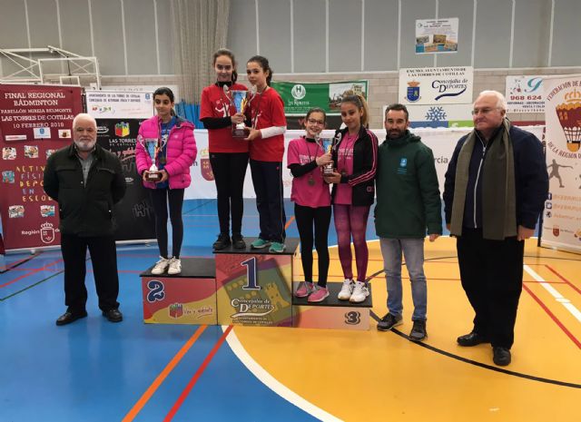 Tres oros individuales y dos por equipos para los participantes torreños en la final regional de bádminton escolar - 5, Foto 5