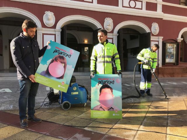 El Ayuntamiento adquiere una nueva máquina que permite eliminar los chicles pegados al suelo - 1, Foto 1