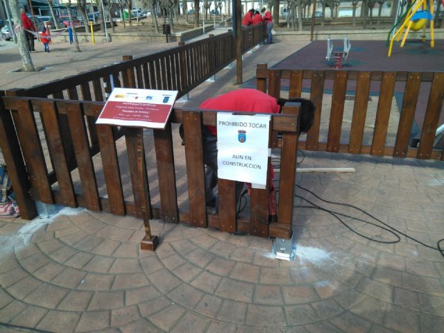 Las alumnas del Programa Mixto de Empleo y Formación proceden al vallado del parque infantil del Paseo de la Murta - 1, Foto 1