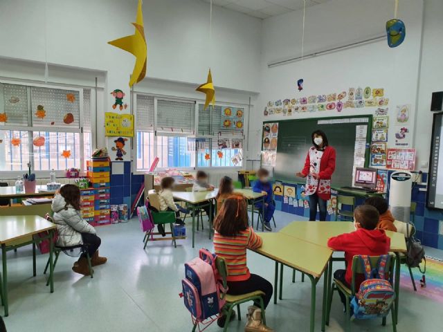 El Ayuntamiento de Lorca invierte 36.500 euros más en el protocolo de limpieza y mantenimiento en los centros escolares del municipio - 1, Foto 1