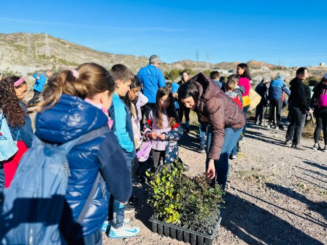 Alumnos del CEIP San Fernando participan en la plantación de un centenar de árboles en elbarrio de San Antonio - 1, Foto 1