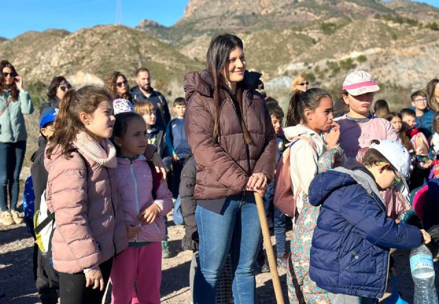 Alumnos del CEIP San Fernando participan en la plantación de un centenar de árboles en elbarrio de San Antonio - 2, Foto 2