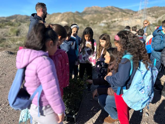Alumnos del CEIP San Fernando participan en la plantación de un centenar de árboles en elbarrio de San Antonio - 3, Foto 3