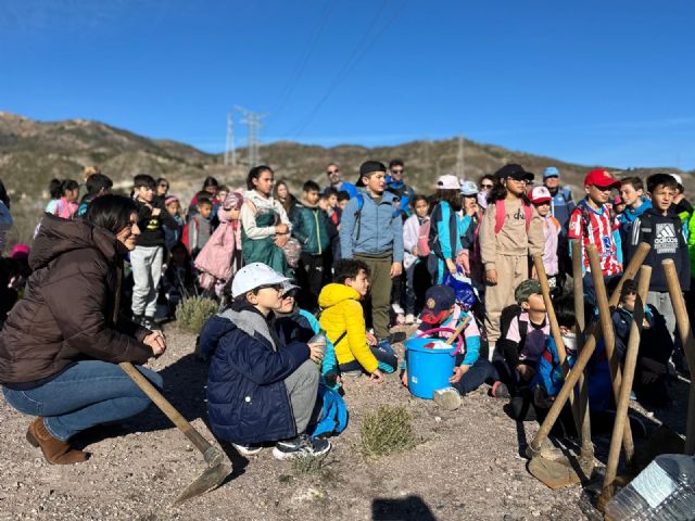 Alumnos del CEIP San Fernando participan en la plantación de un centenar de árboles en elbarrio de San Antonio - 4, Foto 4
