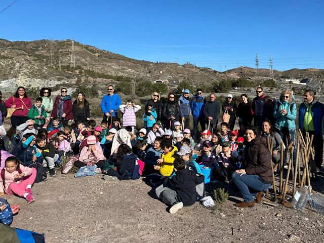 Alumnos del CEIP San Fernando participan en la plantación de un centenar de árboles en elbarrio de San Antonio - 5, Foto 5