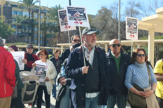 Vecinos de Molina de Segura se concentran contra el odio y el racismo tras la difusión del vídeo del teniente de alcalde de Vox - 1, Foto 1