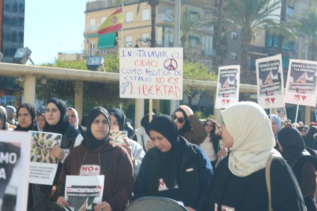 Vecinos de Molina de Segura se concentran contra el odio y el racismo tras la difusión del vídeo del teniente de alcalde de Vox - 2, Foto 2
