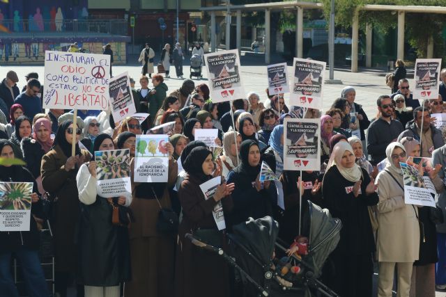 Vecinos de Molina de Segura se concentran contra el odio y el racismo tras la difusión del vídeo del teniente de alcalde de Vox - 4, Foto 4