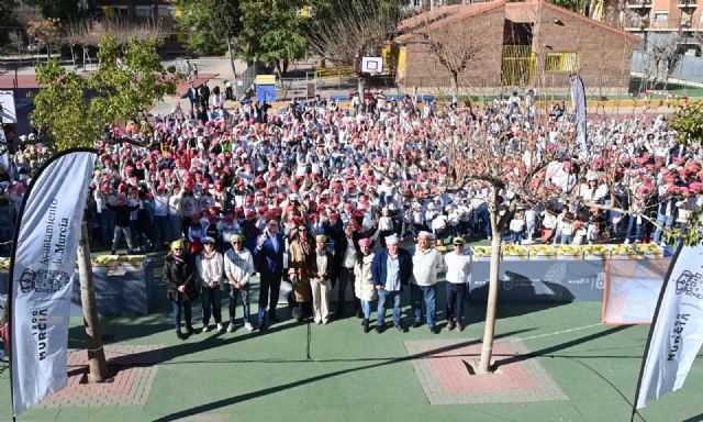 Una gran voz unida de 1.200 alumnos del municipio resuena con fuerza en solidaridad con los niños y adolescentes enfermos de cáncer - 1, Foto 1