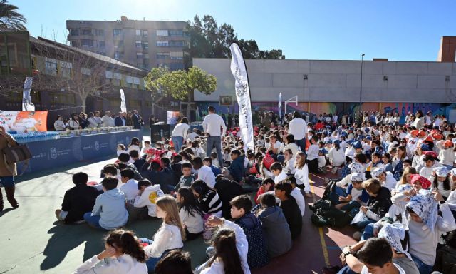 Una gran voz unida de 1.200 alumnos del municipio resuena con fuerza en solidaridad con los niños y adolescentes enfermos de cáncer - 2, Foto 2