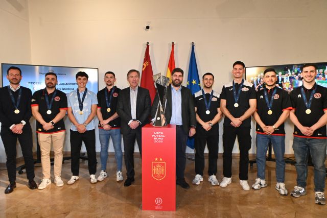 López Miras pone en valor que la mitad de la plantilla de la selección de fútbol sala campeona de Europa ha nacido o juega en la Región de Murcia - 2, Foto 2