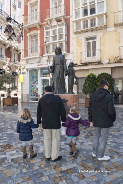 El monumento al procesionista vuelve a la plaza de San Sebastián protegido con una peana - 2, Foto 2