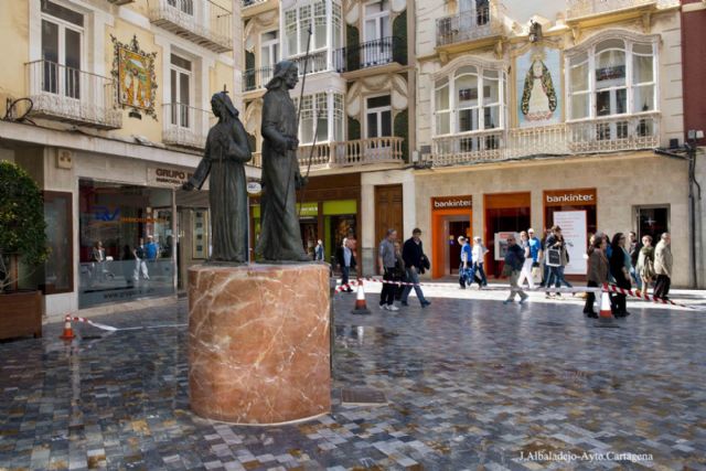 El monumento al procesionista vuelve a la plaza de San Sebastián protegido con una peana - 3, Foto 3