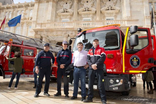 Los bomberos de Cartagena exhibieron este domingo sus vehiculos en la Plaza del Ayuntamiento - 1, Foto 1