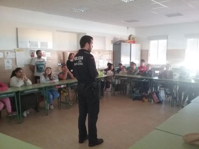 Educacion continua con el programa para informar de  ciberacoso y redes sociales en los colegios de Cartagena - 1, Foto 1