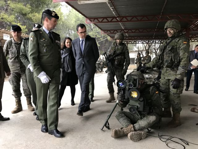 José Ballesta conoce el trabajo diario de los paracaidistas del Regimiento de Infantería ´Zaragoza´ de Javalí Nuevo - 1, Foto 1