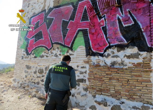 La Guardia Civil investiga al presunto autor de unos grafitis en un BIC de Cartagena - 1, Foto 1