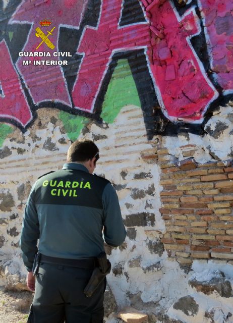 La Guardia Civil investiga al presunto autor de unos grafitis en un BIC de Cartagena - 2, Foto 2