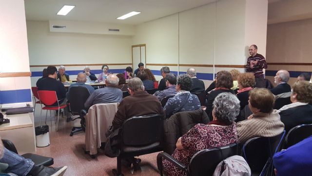 Activistas y miembros de Unidas Podemos debaten en Aljucer sobre pensiones e igualdad - 1, Foto 1
