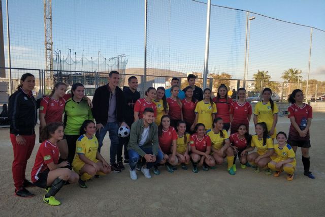 Los jugadores del F.C. Cartagena visitan la barriada Villalba y su equipo de fútbol - 1, Foto 1