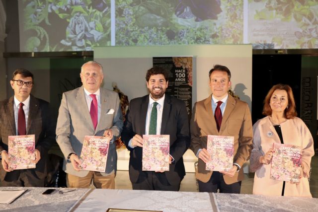 Fernando López Miras asiste en Lorca al acto de presentación del libro ´Centenario de la Oración en el Huerto´ - 1, Foto 1
