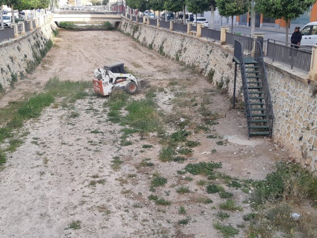 They carry out cleaning and maintenance work in the bed of the Rambla de La Santa as it passes through the town of Totana, Foto 2