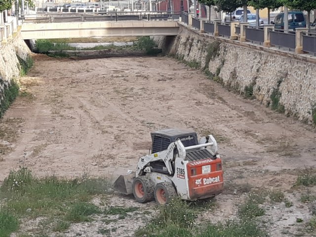 They carry out cleaning and maintenance work in the bed of the Rambla de La Santa as it passes through the town of Totana, Foto 3