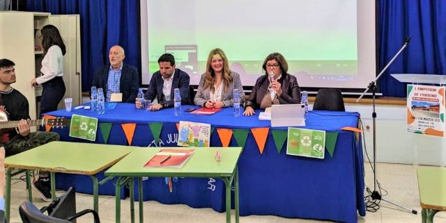 Consumo muestra a los alumnos del IES Poeta Julián Andúgar de Santomera la importancia de la economía circular - 1, Foto 1