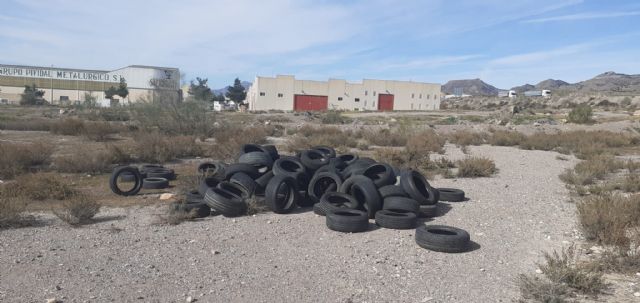 La Policía Local de Lorca investiga un vertido ilegal de neumáticos en la rambla del Polígono industrial de La Hoya - 2, Foto 2
