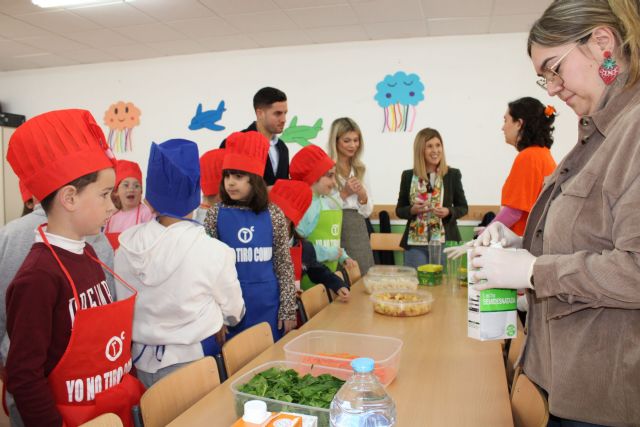 Talleres en colegios y una mesa informativa para conmemorar el Día Mundial del Consumidor en Lorca - 1, Foto 1