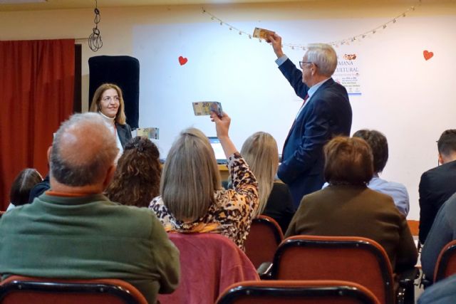 Los mayores de Santomera aprenden a detectar billetes falsos de la mano de Consumo y el Banco de España - 1, Foto 1