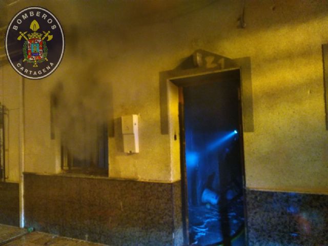 Los Bomberos de Cartagena extinguen un incendio en una vivienda abandonada de San Anton - 1, Foto 1