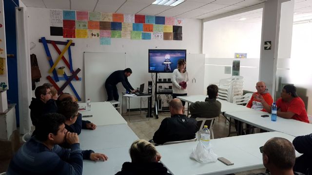 Los usuarios de Afemac asisten al curso de Fomento del uso de la administración electrónica y ventajas del uso de las TIC - 1, Foto 1