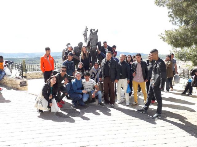 Cincuenta personas en riesgo de exclusion social van de excursion a las  Fuentes del Marques - 1, Foto 1