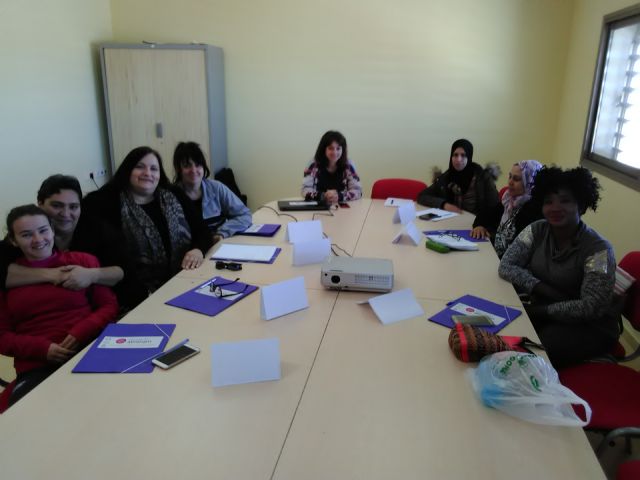 La Concejalía de Bienestar Social del Ayuntamiento de Molina de Segura imparte un curso de costura y atención al cliente dentro del proyecto Camina entre telas - 1, Foto 1