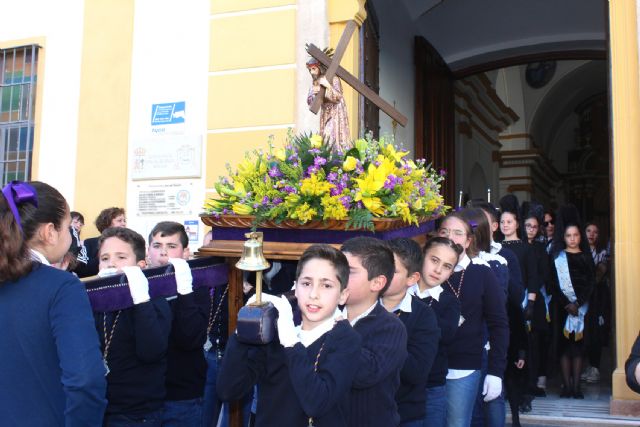 Los niños portan la imagen del Nazareno en Puerto Lumbreras - 1, Foto 1
