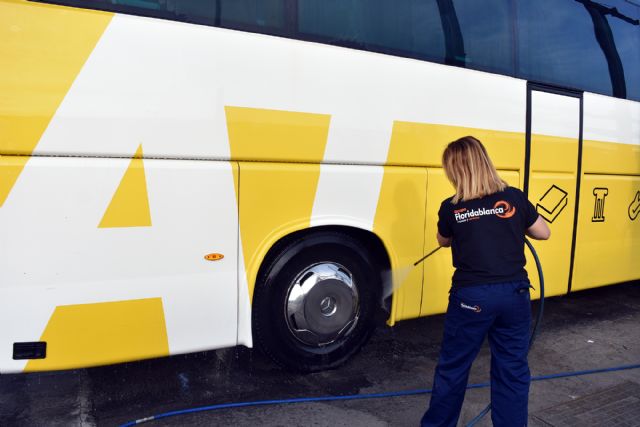 Grupo Floridablanca utiliza uno de los virucidas más potentes contra el coronavirus para desinfectar los autobuses de Murcia - 1, Foto 1