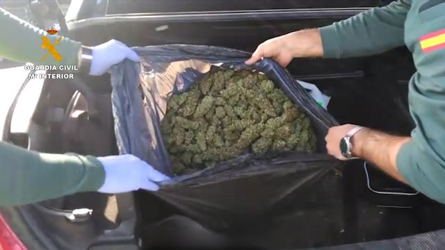 La Guardia Civil detiene a dos personas con cerca de seis kilos de marihuana en un turismo - 1, Foto 1
