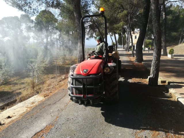 Los agricultores locales siguen realizando tareas de desinfección de calles y espacios públicos - 1, Foto 1
