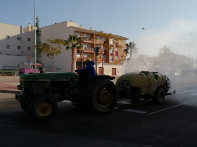 Los agricultores locales siguen realizando tareas de desinfección de calles y espacios públicos - 2, Foto 2