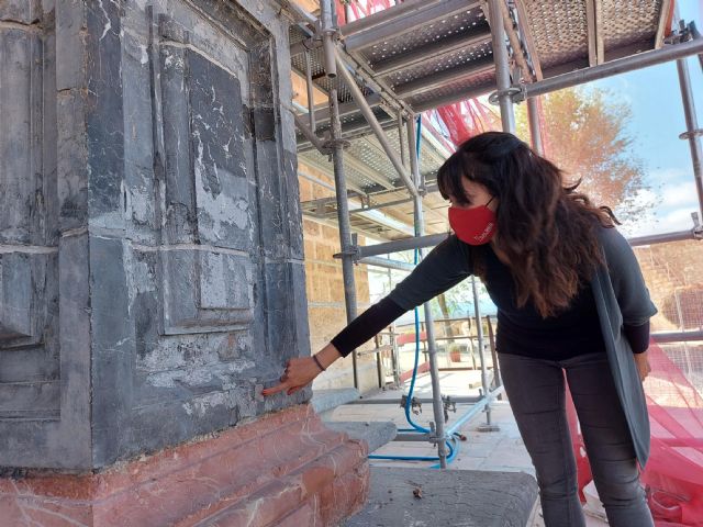 El Ayuntamiento de Caravaca amplía el proyecto de restauración de la fachada de la Basílica de la Vera Cruz para aplicar un nuevo método de limpieza que devolverá a la piedra su color original - 3, Foto 3