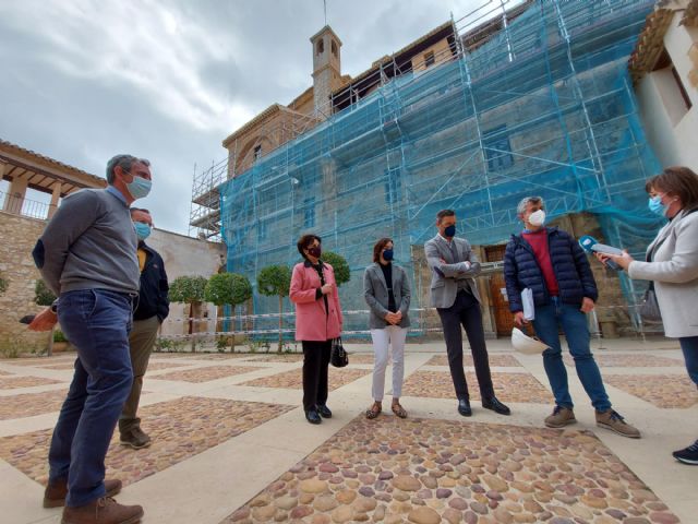 El Ayuntamiento de Caravaca amplía el proyecto de restauración de la fachada de la Basílica de la Vera Cruz para aplicar un nuevo método de limpieza que devolverá a la piedra su color original - 5, Foto 5