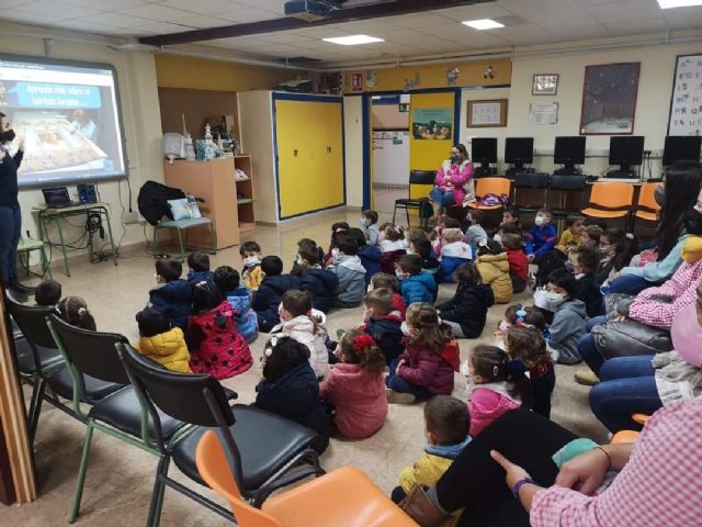 Más de 800 niños y niñas de colegios de Lorca se adentran en la Semana Santa lorquina gracias a las visitas del grupo GuiAzul - 3, Foto 3