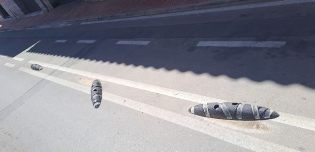 Un caótico carril bici que el ayuntamiento desmonta trozo a trozo pero que además se cae a pedazos - 1, Foto 1