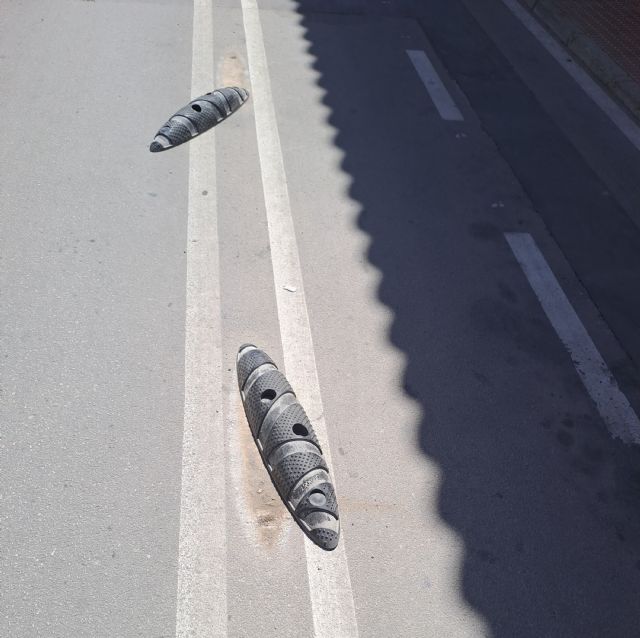 Un caótico carril bici que el ayuntamiento desmonta trozo a trozo pero que además se cae a pedazos - 2, Foto 2
