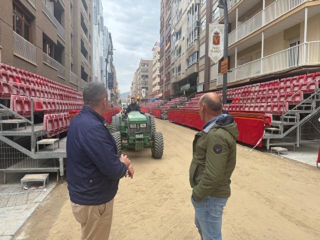 Esparcen 180 toneladas de arena en la avenida de Juan Carlos I para habilitar la carrera para el desfile de Domingo de Ramos - 2, Foto 2