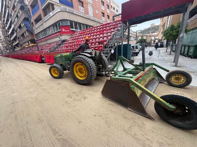 Esparcen 180 toneladas de arena en la avenida de Juan Carlos I para habilitar la carrera para el desfile de Domingo de Ramos - 3, Foto 3